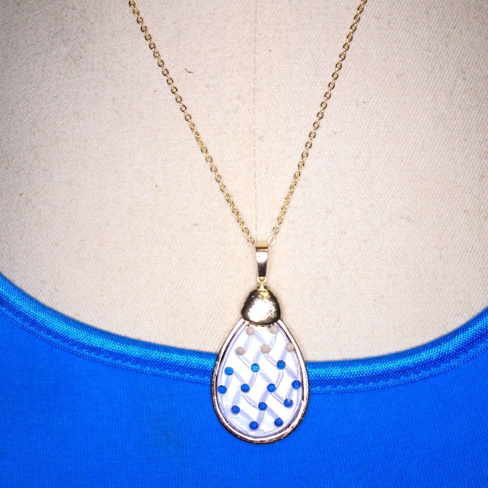 Caved Natural Shell Pendant Large Drop shell Necklace Weave Pattern - Picture 2 of 6